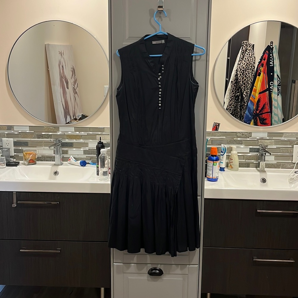 Excellent condition cotton dress very flattering on.